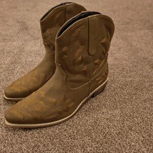 Embroidered Tan Cowboy Boots